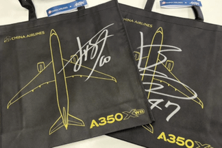 チャイナエアラインから提供いただいた選手のサイン入りバッグ