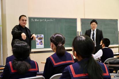 留学生が久留米市の小学校を訪問、子どもたちと国際交流