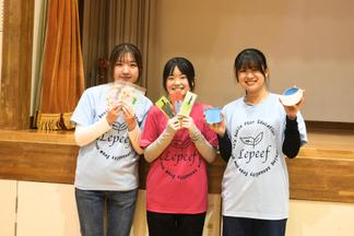 生徒からのプレゼントを手に久坂さん、藤本さん、前原さん