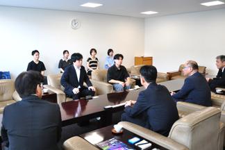 式典の前に知事室であいさつを行う木下教授とteam.csvメンバー