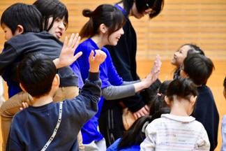 講座の最後はハイタッチでお別れ