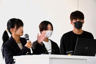 自分たちのアイデアをプレゼンテーション