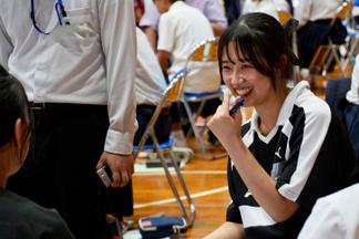 アイデアについてコメントする学生