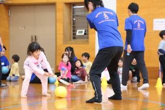 コツを教えながら学生がサポートしました