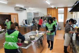 ボランティア参加者の昼食を準備する学生たち