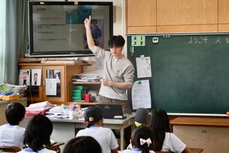 「食文化」「学校生活」「ことば」の3つのテーマについて紹介