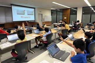 ジャンケンの手の形を学習させる様子