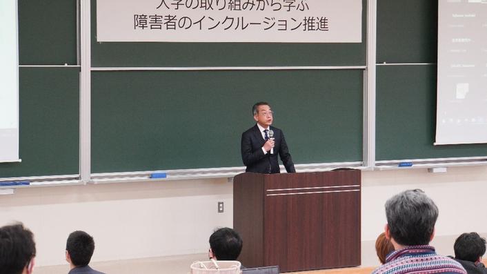 主催者を代表して挨拶する安永悟 文学部長