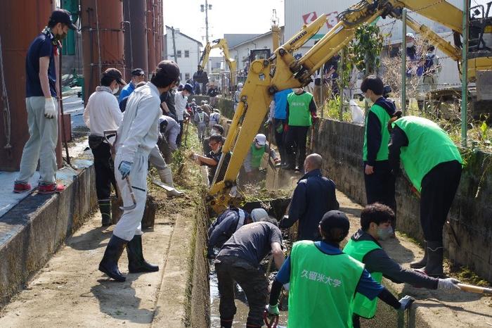 豪雨被害地域の土砂排出作業を支援