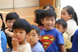 学生のお手本を見てワクワク