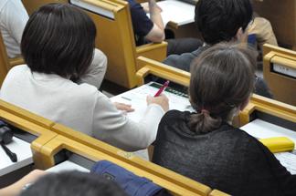 真剣に講義を聴く参加者