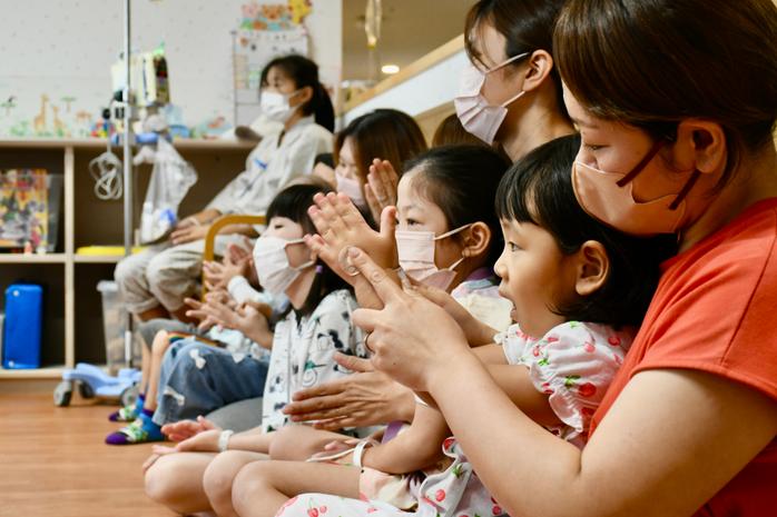 小児科病棟で九州打楽器合奏団の音楽会を開催しました