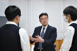 授業後、生徒からの質問に答える中村准教授