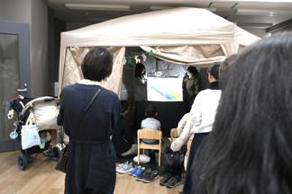 テントの中で、おはなしの読み聞かせ