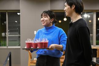スムージーを提供する学生