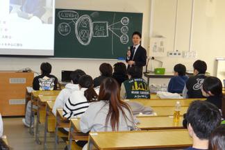 有限責任監査法人トーマツ所属の松本武尊さんによる説明の場面