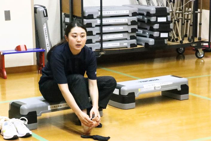 足趾の独立運動のやり方を指導する正木 愛奈花さん