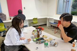 医学科生にインタビューする様子