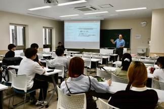 学生たちの意見にコメントをする沢畑氏