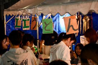 にぎわいは夜まで続きました