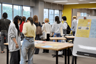 ボランティア活動の情報を求めて多くの学生が参加