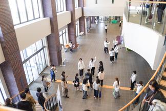 多くの来場者でにぎわう会場内