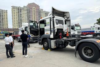 コンテナを運ぶ大型トラックを見学