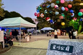 手作りのランタンでライトアップされた会場