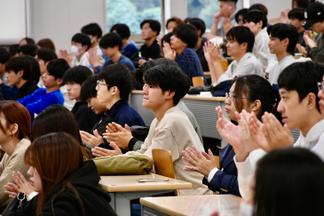 講演の最後には温かな拍手が送られました