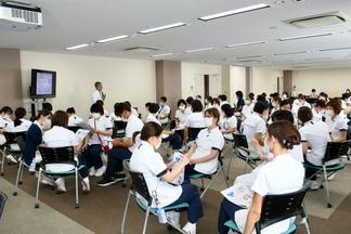 病院会議室で行われた「看護師ウェルビーイング研修」の様子