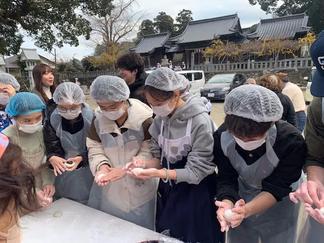地域の方に教えてもらいながら