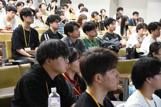 真剣に耳を傾ける医学科生