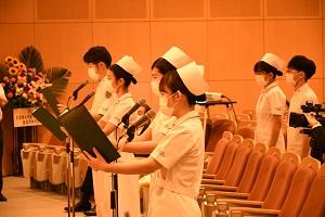 写真左:決意の詞を述べる学生代表4名