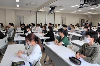 真剣な眼差しで話を聞く学生たち