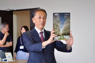 モデスト市からいただいたお互いの都市名が刻印されたボード