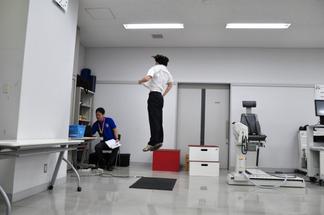 山中先生の筋力測定では垂直飛びに挑戦