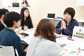 真剣に話を聞く学生