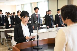 宣誓する木下雅恵さん