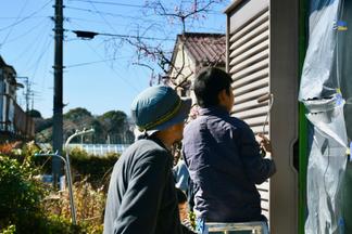 高いところは脚立に乗って慎重に作業