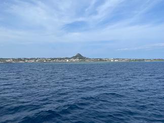 船から見える伊江島