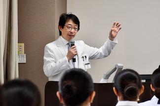 参加者を歓迎し、あいさつをする野村病院長