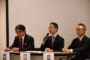 質問に答える講演者