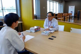 個別相談（公務員なんでも相談、TOEIC対策）を担当した小原学部長