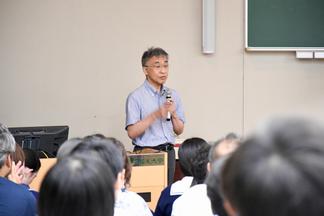 小児外科の加治教授による模擬講義の様子
