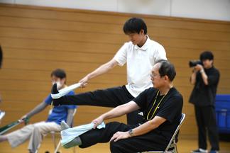 学生も参加者に寄り添い指導しました