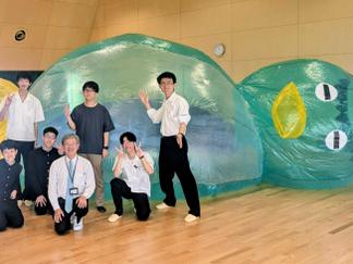 附設校生徒と記念写真に応じる山下施設長（前列中央）