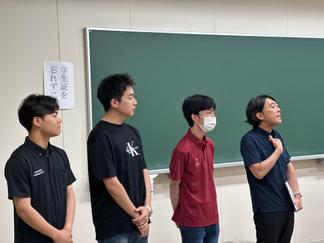 授業をサポートした金田ゼミの学生と授業する金田教授(右)