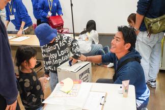 ランドセル提供などでご支援いただいている「次世代のチカラ FUKUOKA」代表 新村まさる氏がかけつけ、受付などでご協力いただきました。