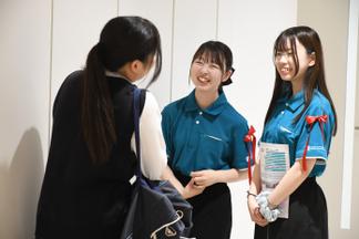 高校生が先輩に直接質問に行く様子も見られました