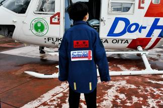 フライトジャケットを着てポーズ